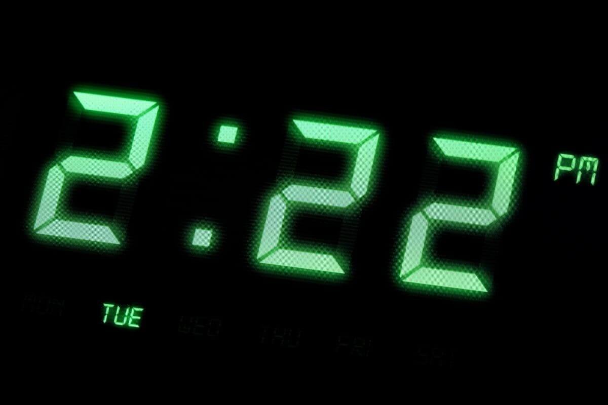 Ce înseamnă dacă vezi mereu ora 22:22 — Mesajul numerologic