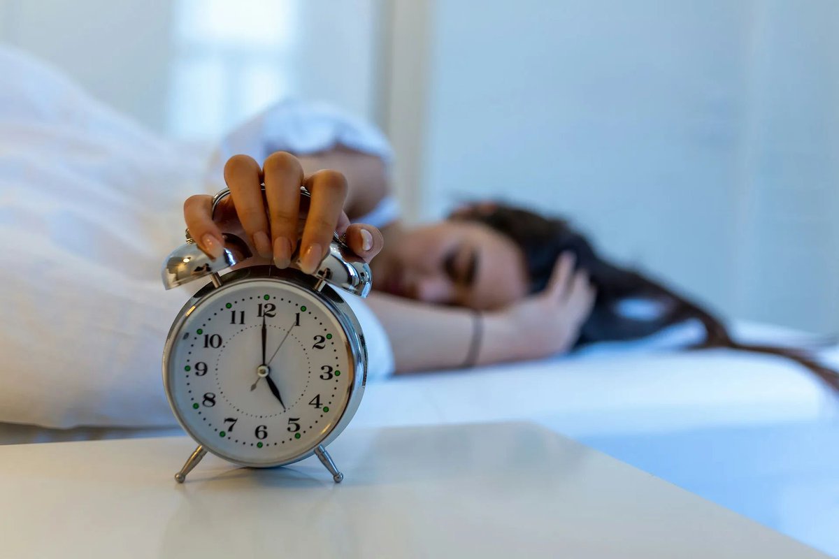 Cum să oprești alarma fără să te ridici din pat — Trucuri ingenioase