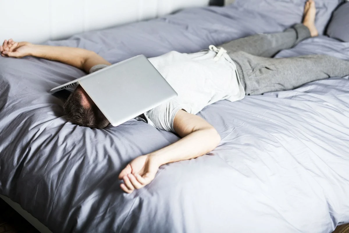 Cum să oprești alarma fără să te ridici din pat — Trucuri ingenioase