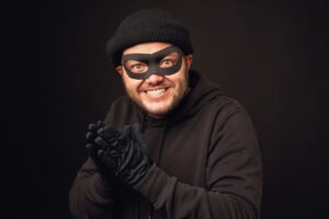 Greșeala banală care îți arată casa hoților: Cum să îți protejezi locuința