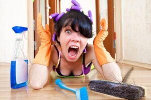 Cum să cureți rapid orice suprafață cu doar două ingrediente: O soluție simplă și eficientă