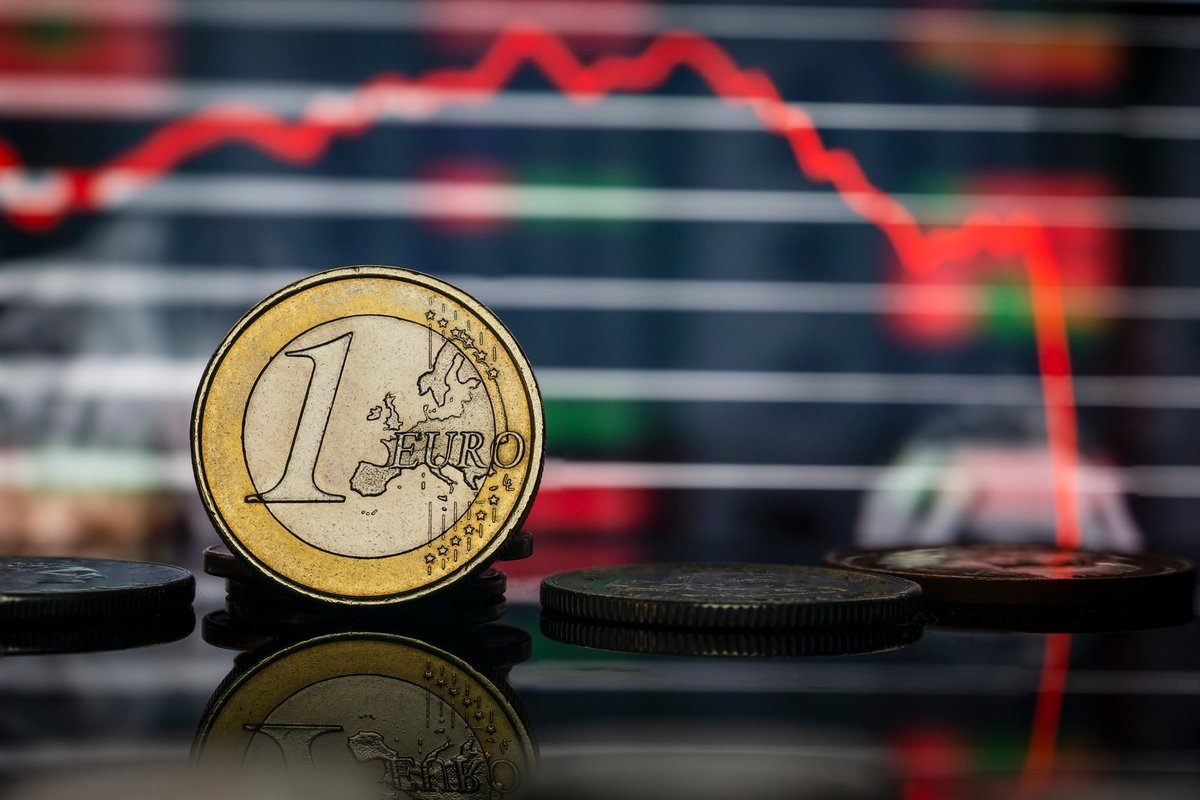 De ce scade euro, dar prețurile cresc? Explicație simplă
