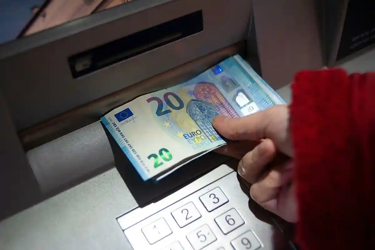 De ce scade euro, dar prețurile cresc? Explicație simplă