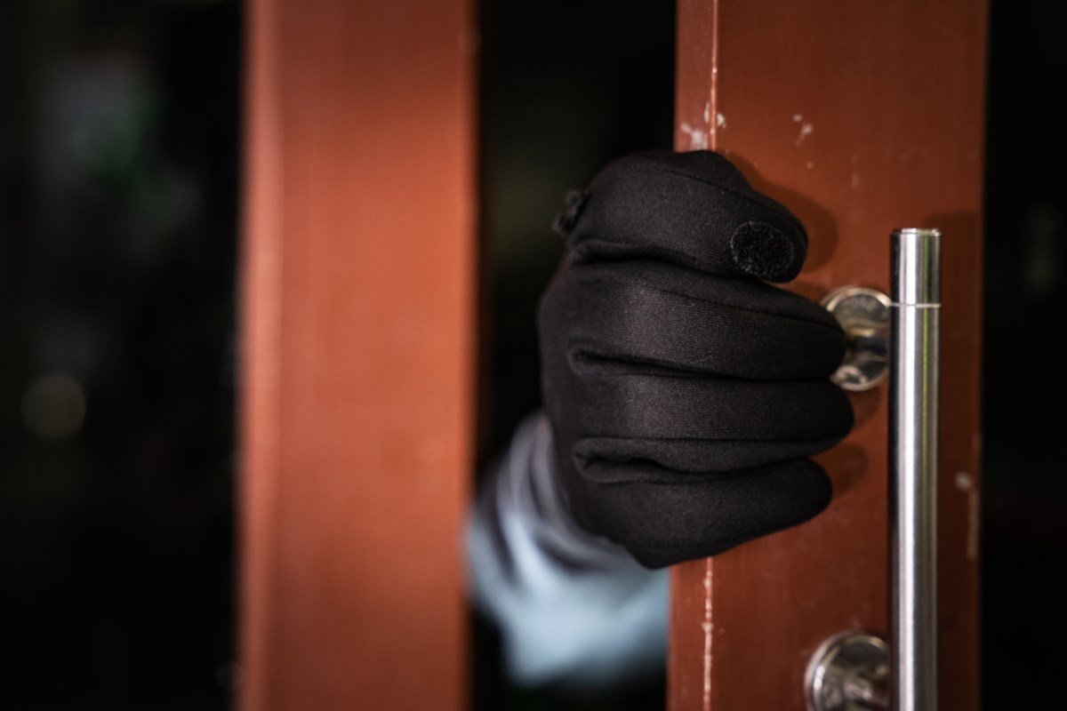 Greșeala de seară care îți expune casa hoților: Cum să îți protejezi locuința