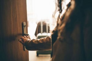 Greșeala de seară care îți expune casa hoților: Cum să îți protejezi locuința