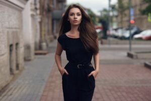 Culoarea care te face să pari mai înaltă și mai slabă