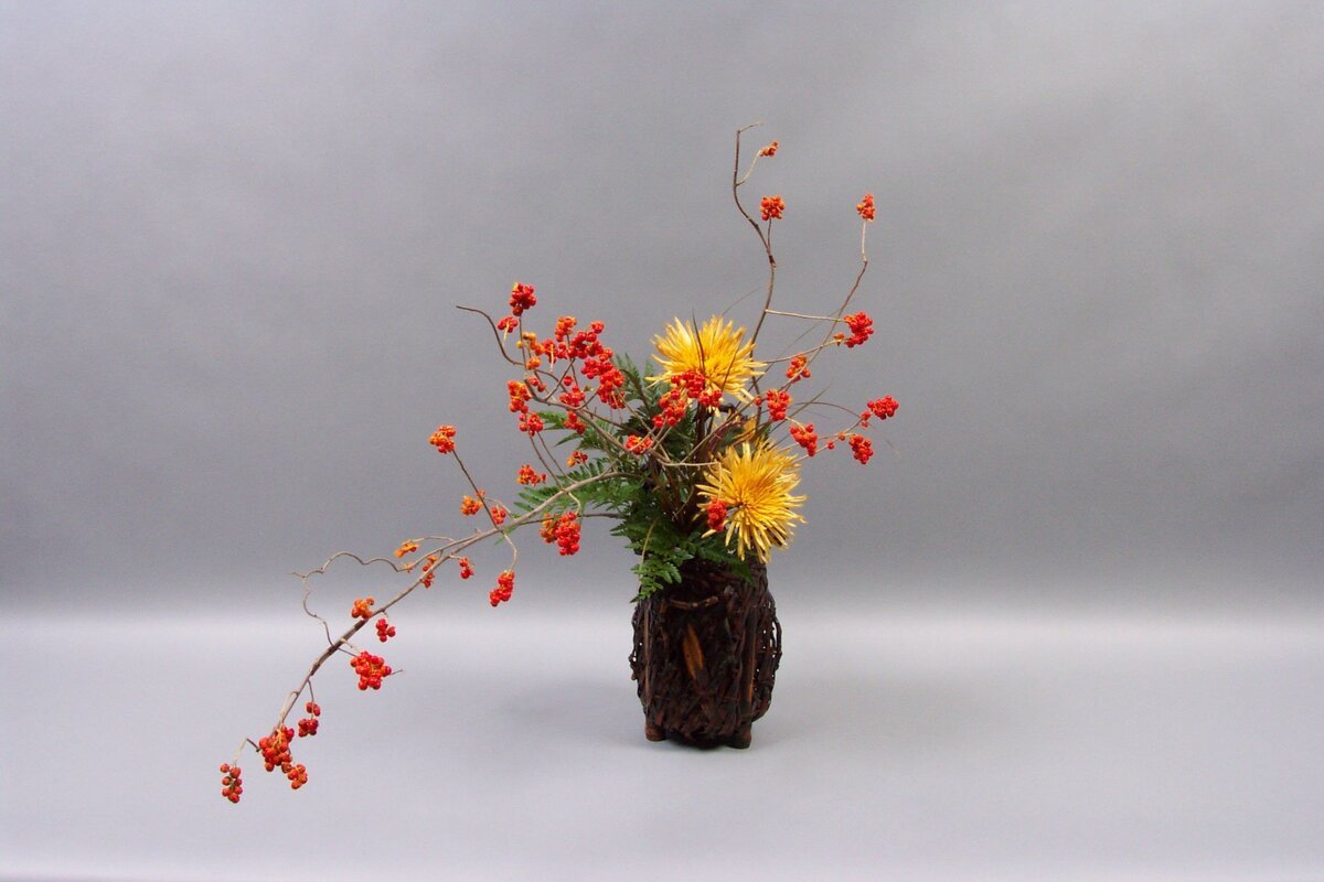 Redescoperă frumusețea simplității!
În Japonia, ikebana a transformat aranjarea florilor într-o artă care celebrează natura și liniștea interioară. În România, această tradiție, odată plină de semnificații, s-a pierdut, dar poate fi reînviată cu inspirație din modelul japonez. Cu flori locale și un strop de creativitate, putem aduce armonie și frumusețe în casele noastre. Încearcă să creezi un aranjament floral simplu și descoperă bucuria acestei practici uitate! Ești gata să reînvii o tradiție care conectează trecutul românesc cu viitorul?