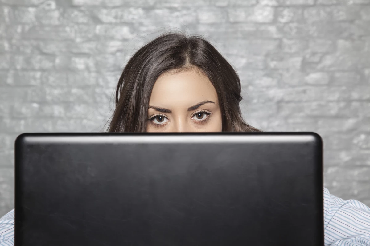 Cum îți distrugi vederea la laptop fără să știi