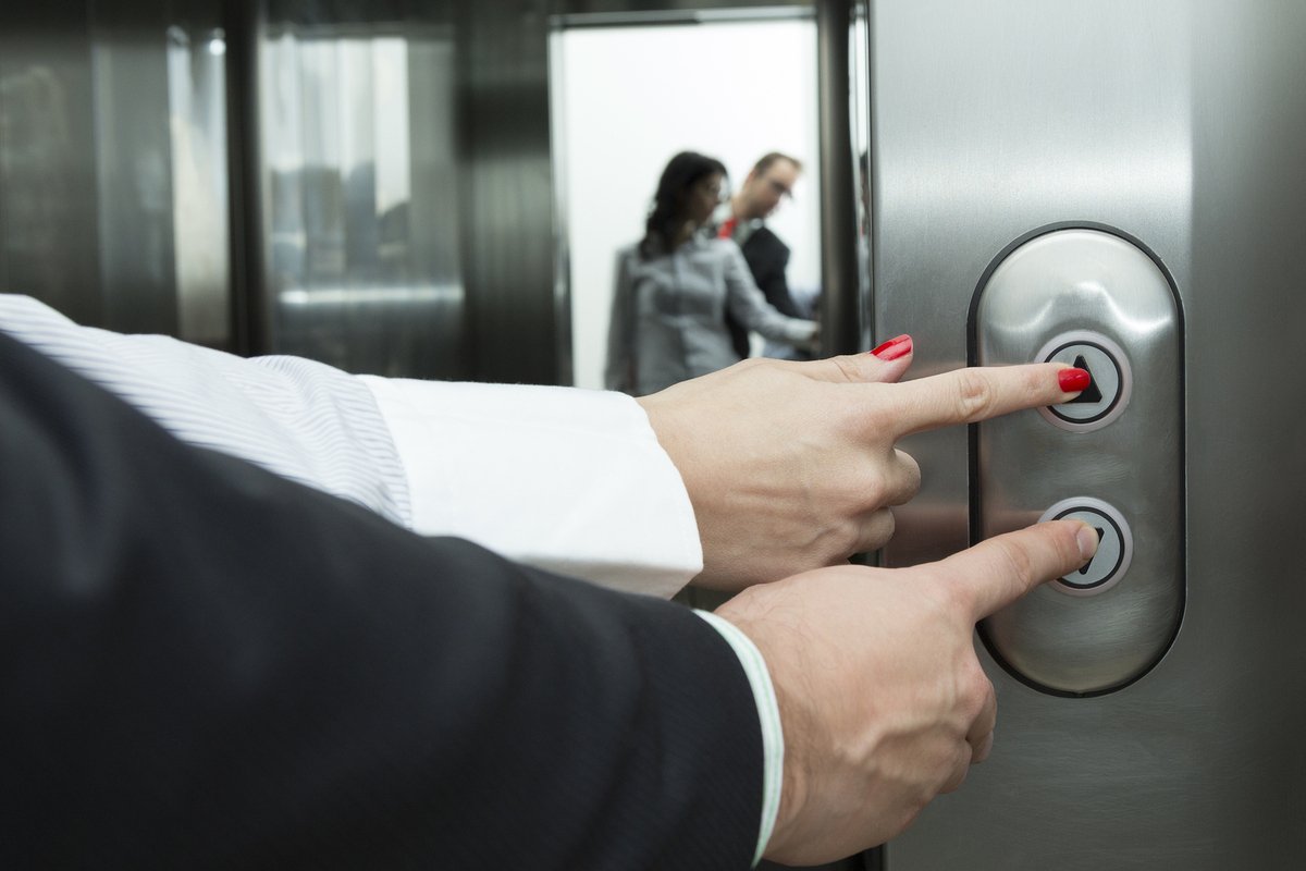 De ce te simți stânjenit în lift și cum să depășești asta în 3 secunde