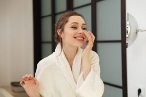 Masaj facial de 2 minute care redefinește conturul