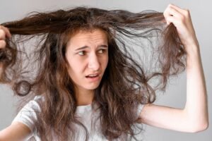 Cum să-ți desfaci rapid părul încurcat fără durere