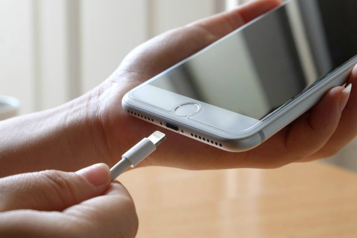 Cum să îți încarci telefonul mai repede: Truc simplu și eficient