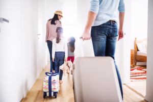 Ce să NU postezi pe social media înainte de vacanță: Protejează-ți casa și intimitatea
