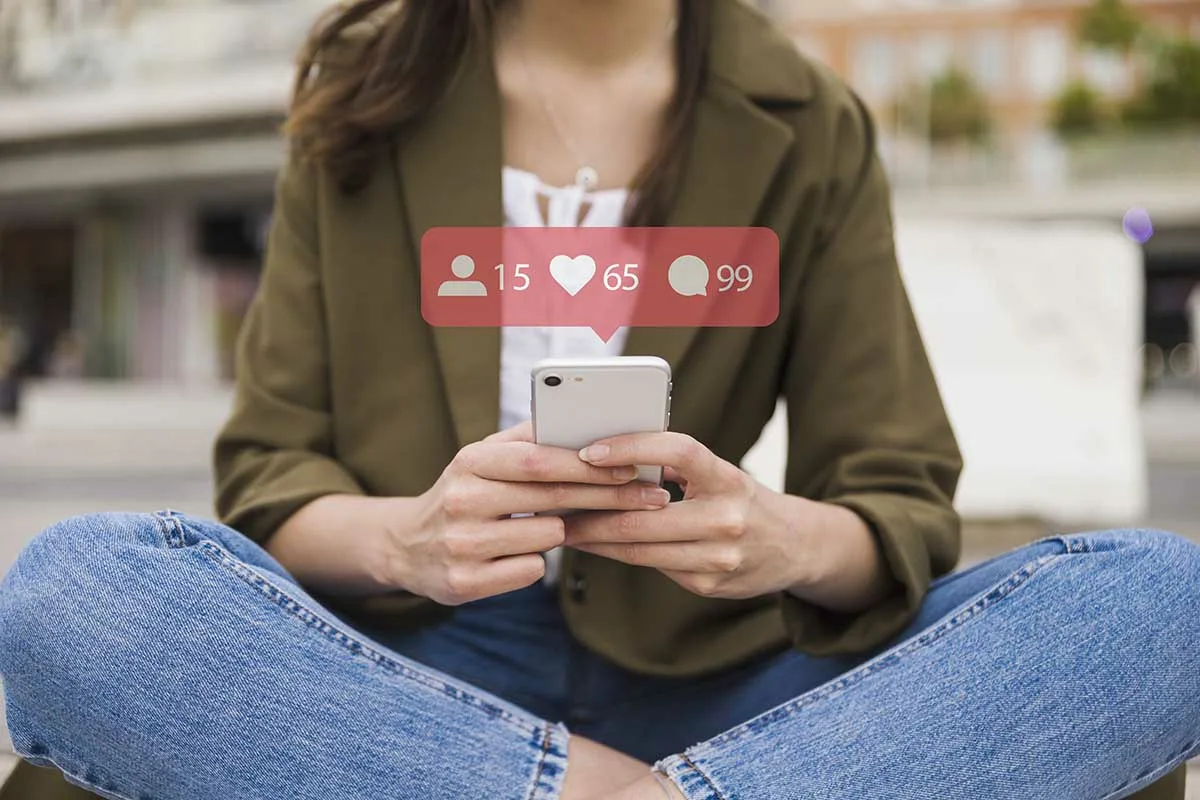 Ce să NU postezi pe social media înainte de vacanță: Protejează-ți casa și intimitatea