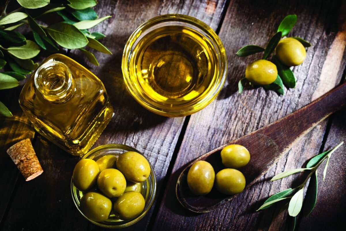 Ingredientul simplu care înlocuiește crema scumpă: Uleiul de măsline, secretul frumuseții naturale