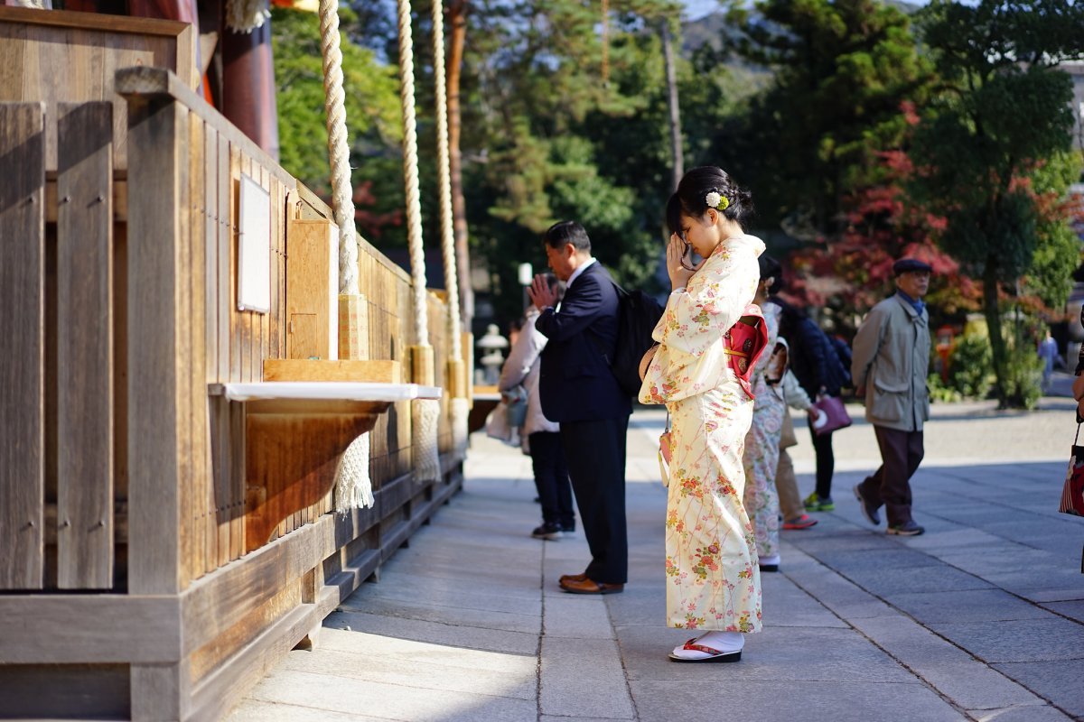 Redescoperă frumusețea simplității!
În Japonia, ikebana a transformat aranjarea florilor într-o artă care celebrează natura și liniștea interioară. În România, această tradiție, odată plină de semnificații, s-a pierdut, dar poate fi reînviată cu inspirație din modelul japonez. Cu flori locale și un strop de creativitate, putem aduce armonie și frumusețe în casele noastre. Încearcă să creezi un aranjament floral simplu și descoperă bucuria acestei practici uitate! Ești gata să reînvii o tradiție care conectează trecutul românesc cu viitorul?
