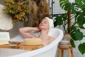 Cum să transformi baia într-un spa cu lumină și plante: Efect wow pe buget mic