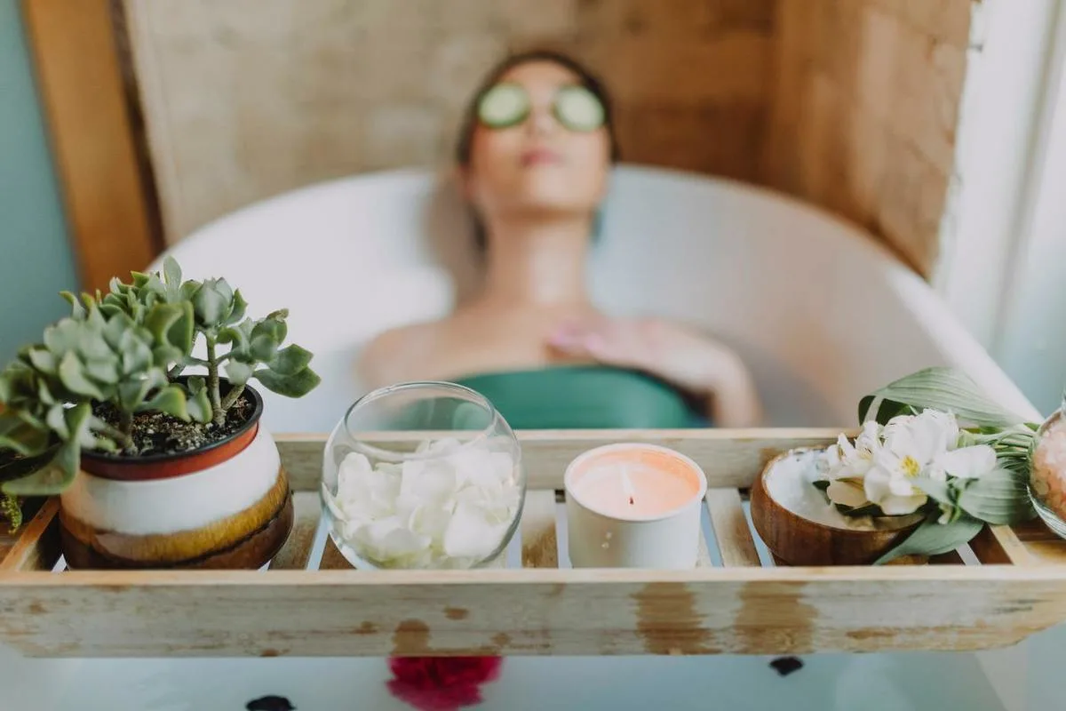 Cum să transformi baia într-un spa cu lumină și plante: Efect wow pe buget mic