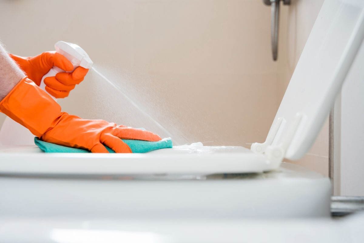 Greșeala comună care atrage bacteriile pe capacul toaletei