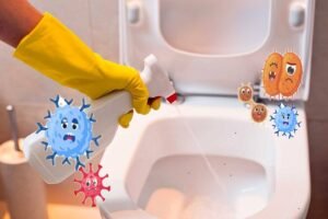 Greșeala comună care atrage bacteriile pe capacul toaletei