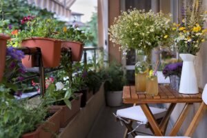 Umbră și fațadă: cum decorează plantele balconul