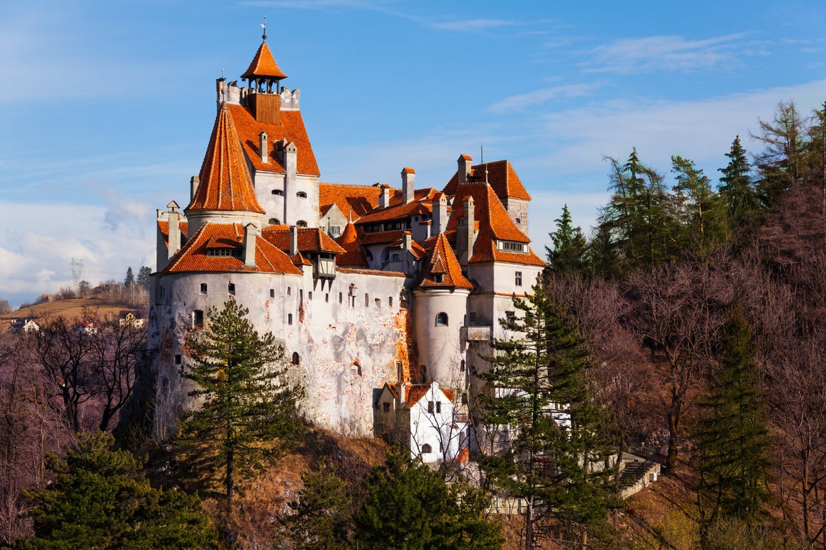 Ruine uitate: Castelul-fantomă de lângă Brașov