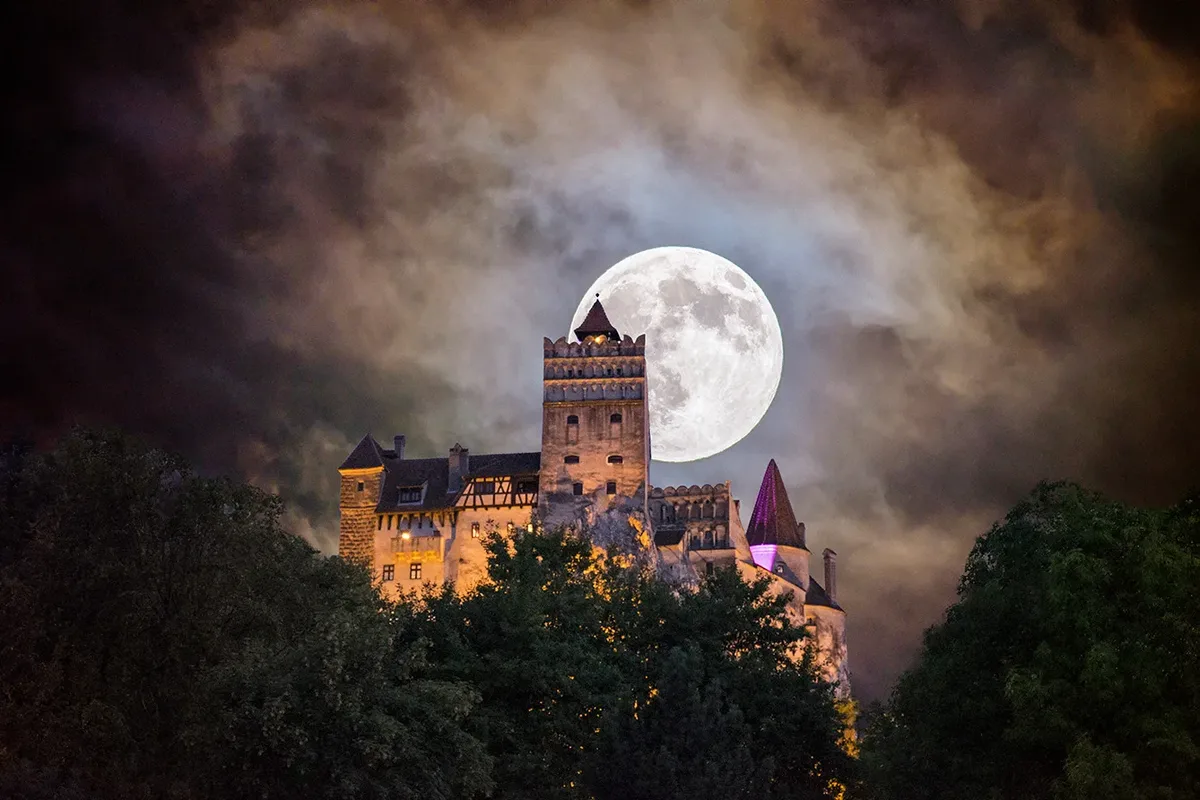 Ruine uitate: Castelul-fantomă de lângă Brașov