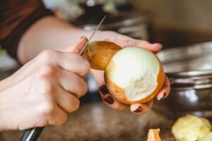 Lasă coji de ceapă în apă peste noapte și vezi ce se întâmplă cu plantele: Îngrășământ natural care costă 0 lei și face minuni