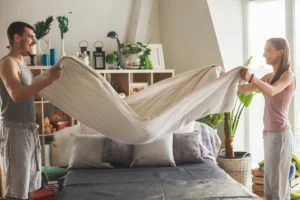 Nu arunca cearceaful vechi — iată ce fac cu el în Brașov