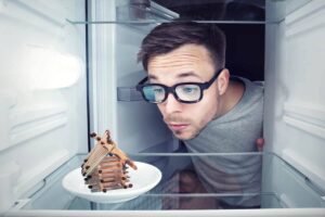 Chibrituri și frigider: o combinație ciudată care rezolvă o problemă casnică