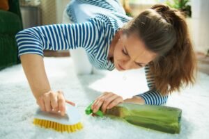 Cum să îți reîmprospătezi covorul fără curățare chimică – 2 linguri, un pahar și un uscător de păr