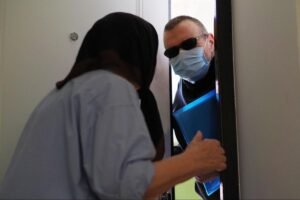 Hoț deghizat în curier: Cum să nu cazi în capcană – Un semn simplu care dezvăluie înșelătoria