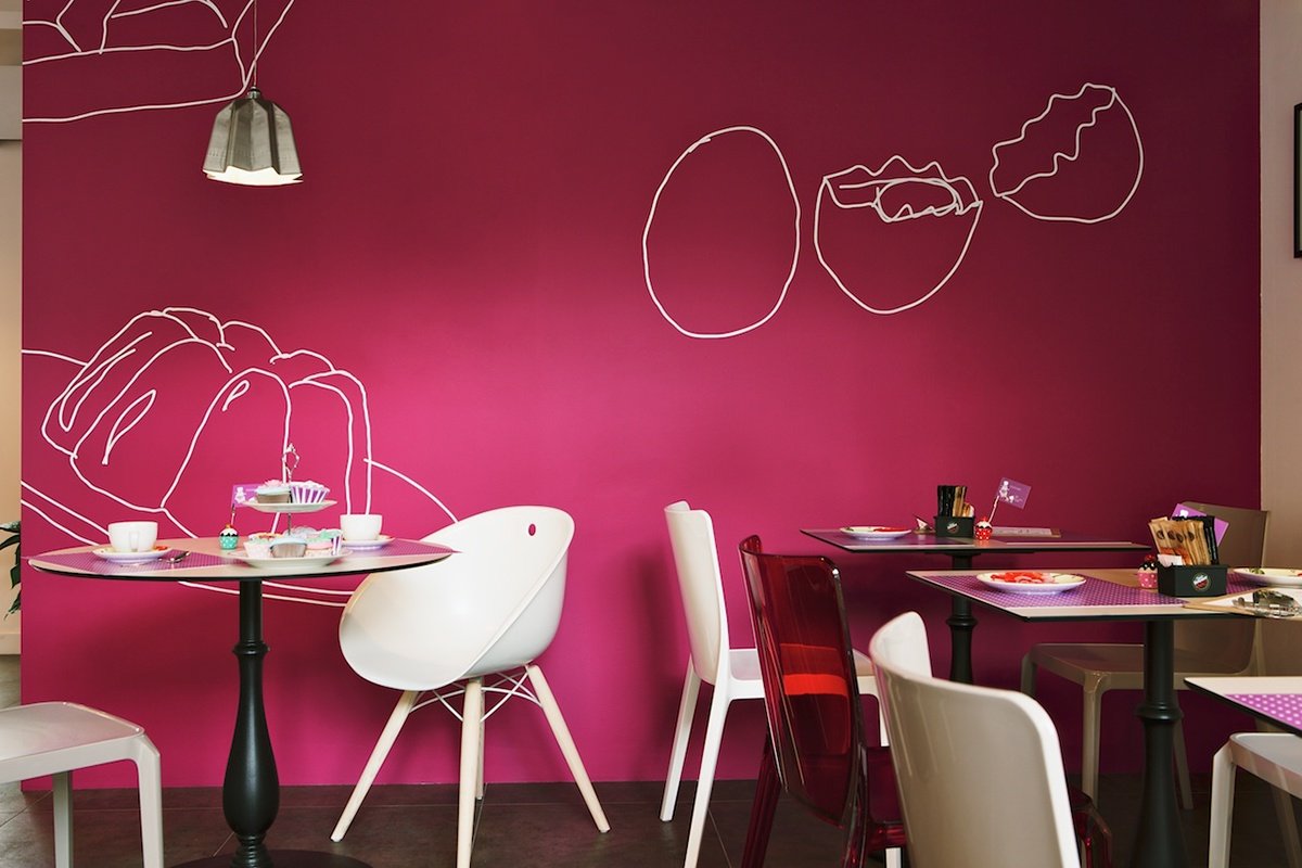 Efectul culorii: De ce cafenelele din România folosesc roșu în decor