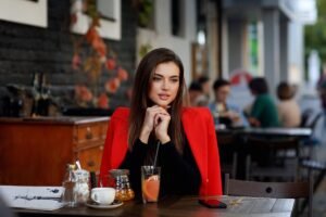 Efectul culorii: De ce cafenelele din România folosesc roșu în decor