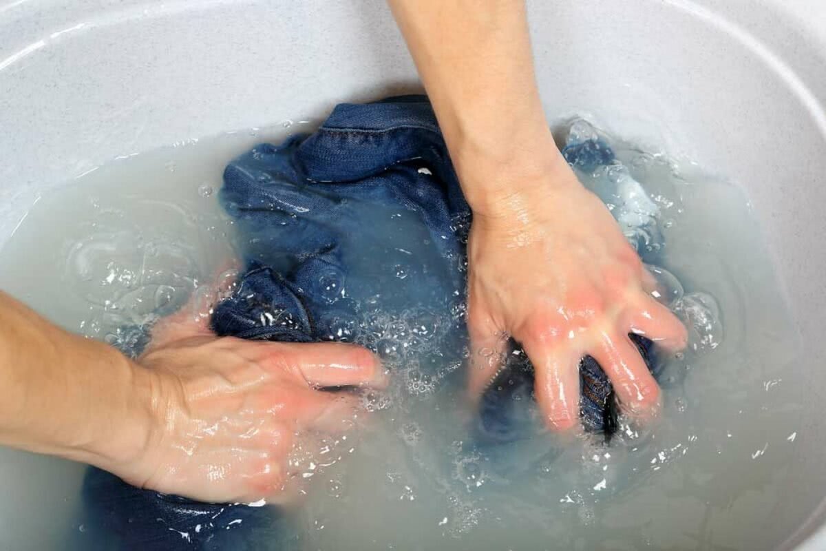 Apă fierbinte pentru blugi – cum să le redai strălucirea