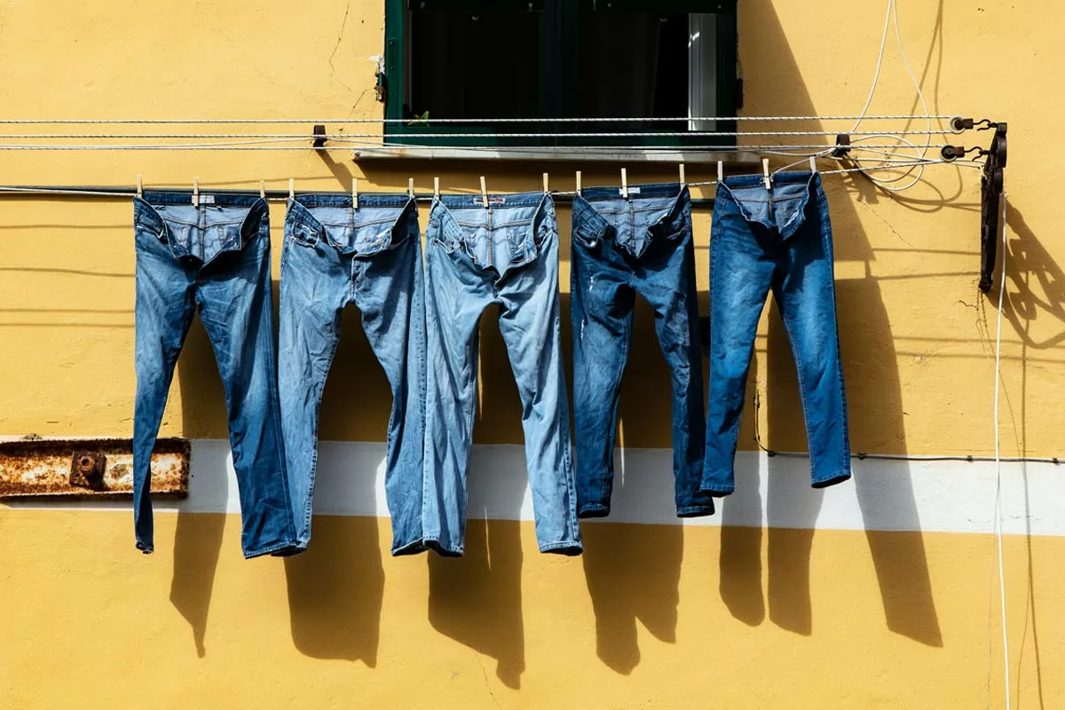 Apă fierbinte pentru blugi – cum să le redai strălucirea