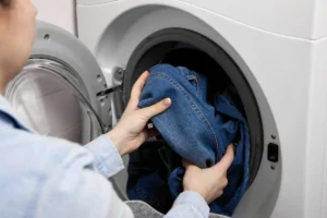Apă fierbinte pentru blugi – cum să le redai strălucirea