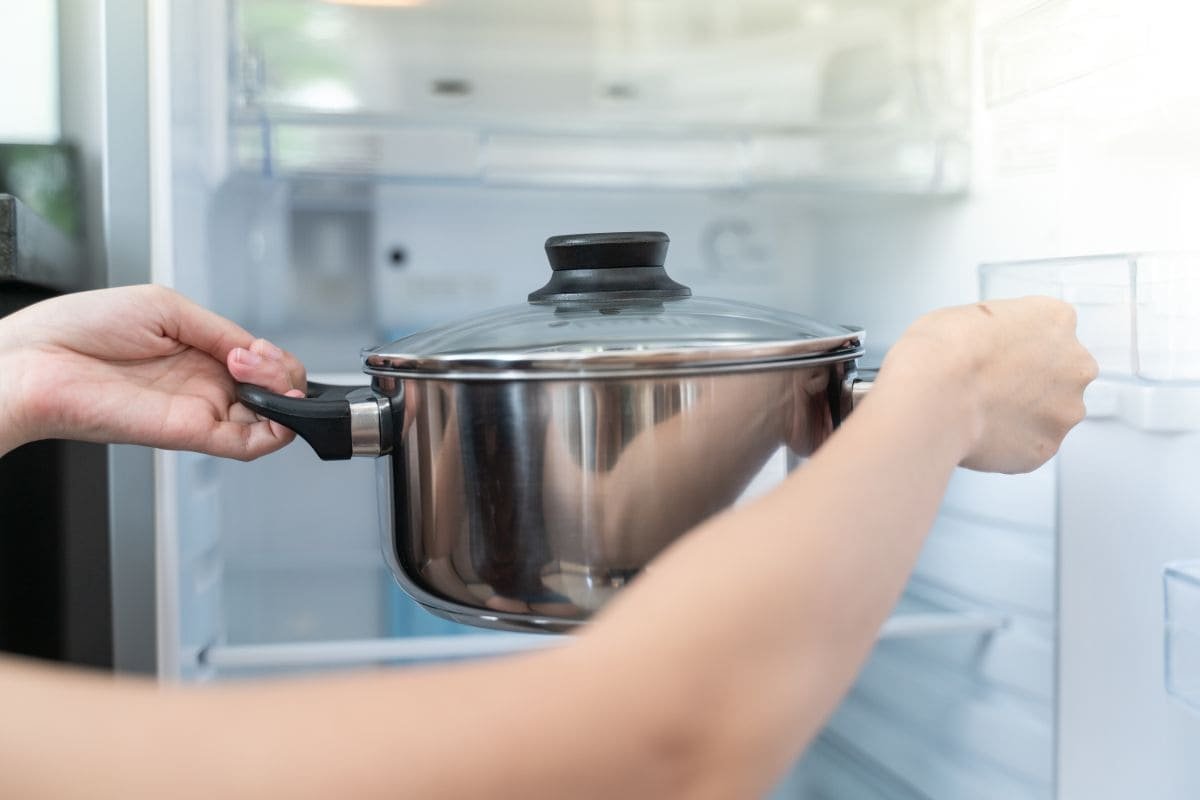 De ce nu trebuie să pui mâncare fierbinte în frigider: Adevărul despre siguranța alimentelor