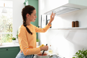 Cum să cureți rapid filtrele de hotă: trucul cu apă fierbinte și bicarbonat