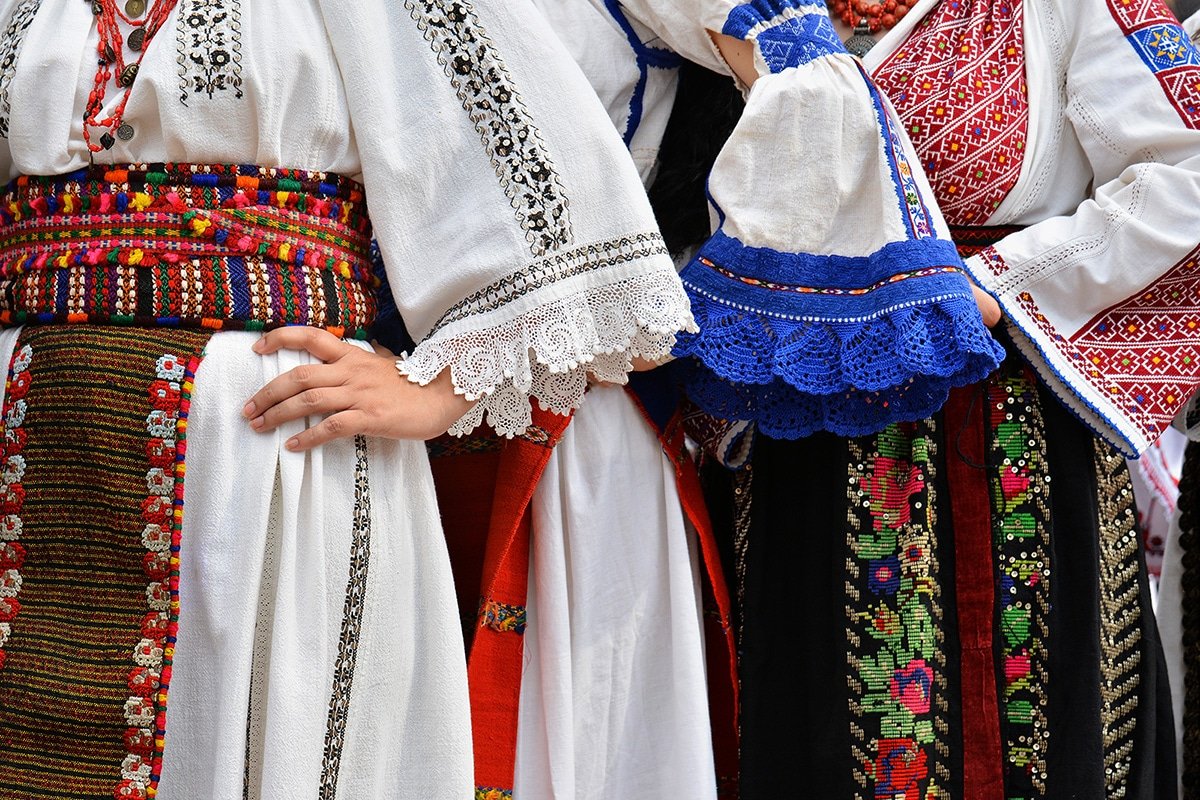 Imprimeurile folclorice sunt la modă: Cum să le porți?