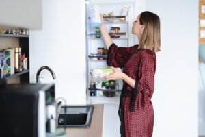 Frigiderul lipit de perete – o greșeală! Cheltui mai mult pe electricitate decât crezi