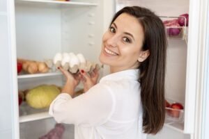 Cum să-ți organizezi frigiderul pentru a evita risipa: trucuri simple și eficiente