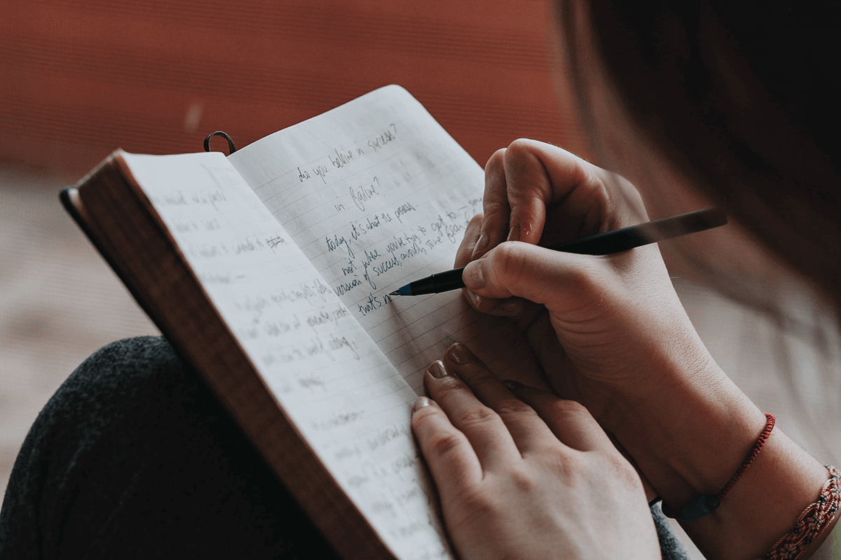 De ce merită să ții un jurnal al succesului și cum să începi cu doar 3 fraze pe zi