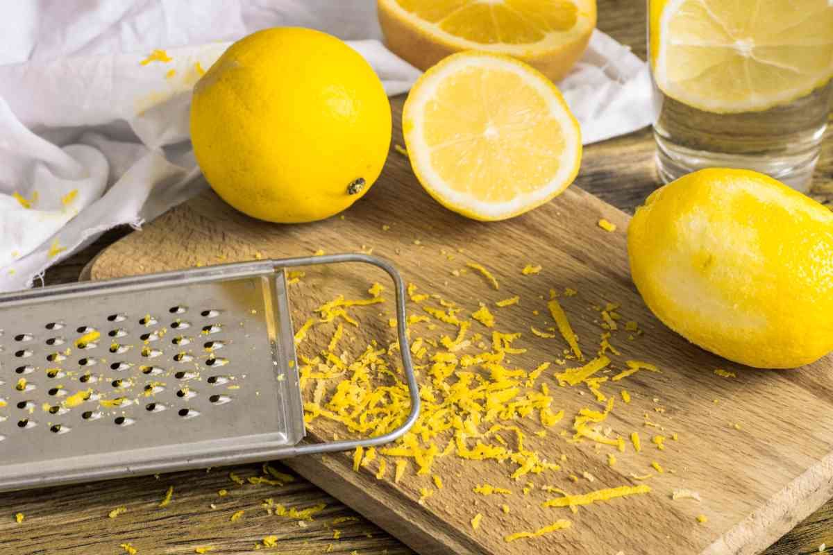 Folosește coaja de lămâie și uită de musculițe în bucătărie și ghivece!