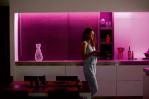 Bandă LED sub dulapuri: efect Instagram pe bucătărie