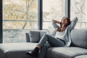 De ce iubesc românii minimalismul: Psihologia ordinii