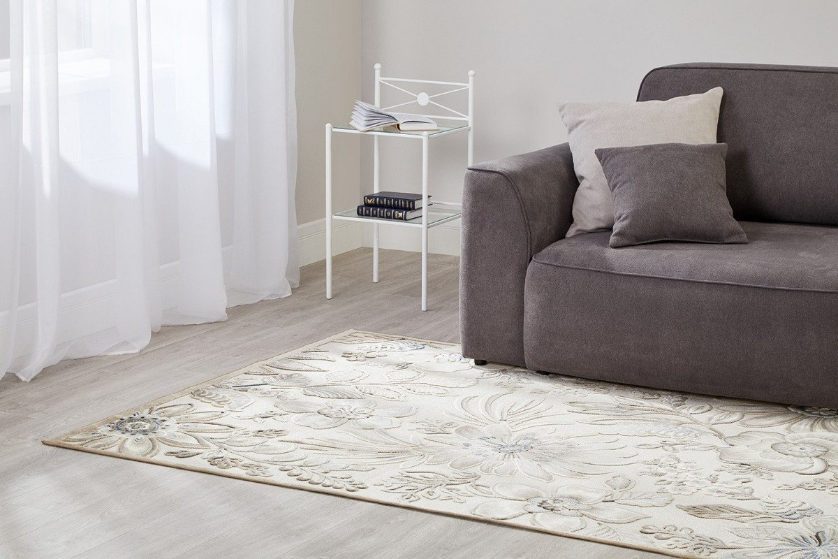 Mobilierul închis la culoare + covorul deschis – cel mai bun contrast pentru o cameră îngustă