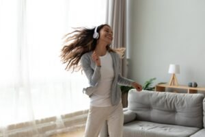 Mobilierul închis la culoare + covorul deschis – cel mai bun contrast pentru o cameră îngustă