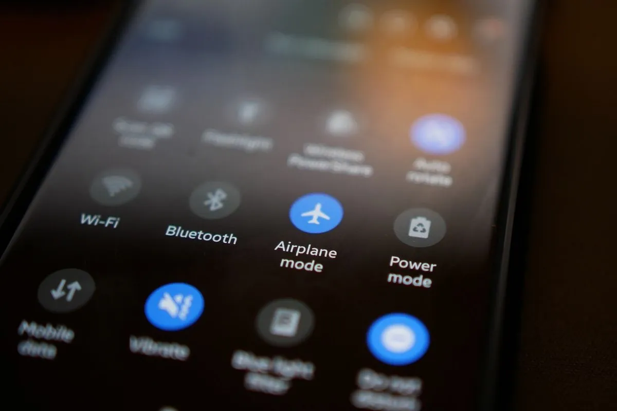 De ce e bine să-ți pui telefonul pe mod avion noaptea – un gest simplu pentru sănătatea ta