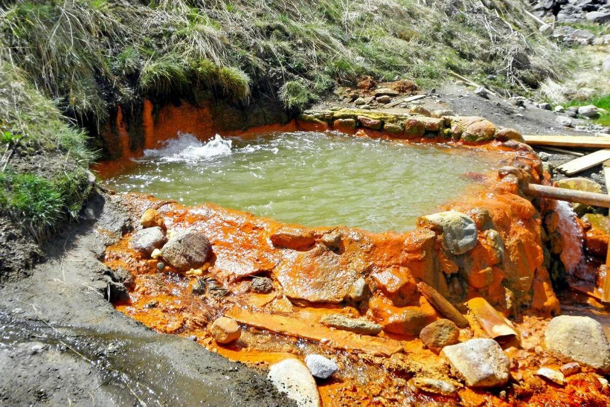 Este periculos să bei apă din izvoarele montane? Ecologiștii români oferă un răspuns surprinzător